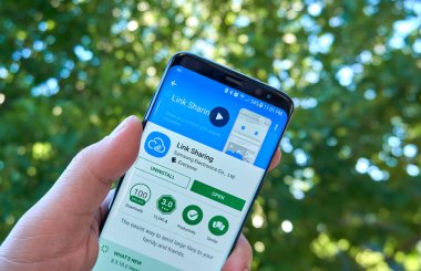 Montreal, Kanada - 28 Ağustos 2018: Samsung Link paylaşımı android app Samsung s8 ekranında bir elinde.