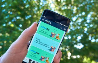 Montreal, Kanada - 28 Ağustos 2018: Bir elinde Samsung s8 ekranda Amazon Prime gün sayfa. İlk gün bir bir buçuk gün alışveriş Prime Üyeler için özel bir etkinliktir