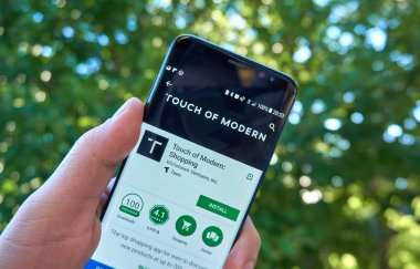 Montreal, Kanada - 28 Ağustos 2018: Modern Dokunmatik android app Samsung s8 ekranında bir elinde.