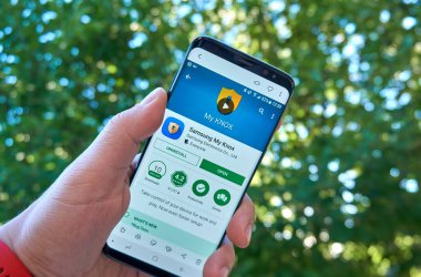 Montreal, Kanada - 28 Ağustos 2018: Samsung My Knox android app Samsung s8 ekranında bir el. Samsung Knox kurumsal veri ve apps için güvenli bir ortam sunan bir güvenlik çözümüdür.