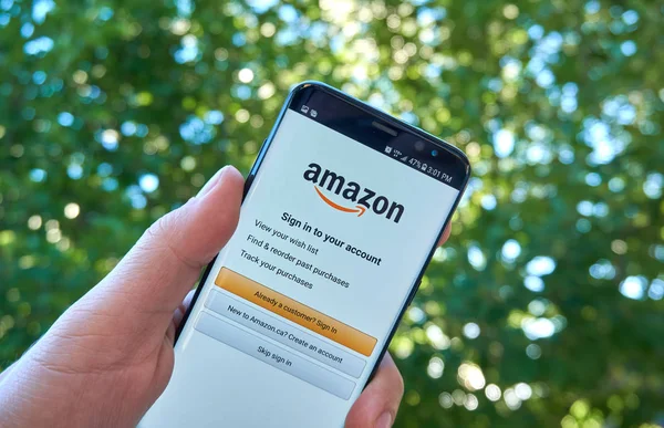 Montreal Canada Agustus 2018 Amazon Sign Page Samsung Screen Hand — Stok Foto