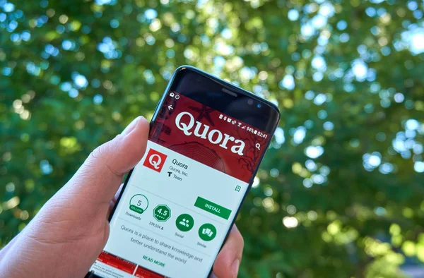 Montreal Kanada Srpna 2018 Quora Android Aplikace Samsung Obrazovce Ruce — Stock fotografie