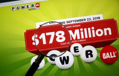 Montreal, Kanada - 23 Eylül 2018: Powerball resmi web sitesi ve logo üstünde laptop perde. Powerball ABD'deki 44 eyalette tarafından sunulan bir popüler Amerikan piyango oyunudur