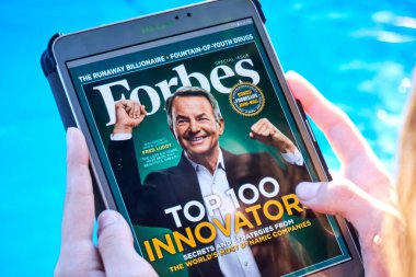 Montreal, Kanada - 8 Eylül 2018: Forbes dergisi elinde Samsung Galaxy Tablet.