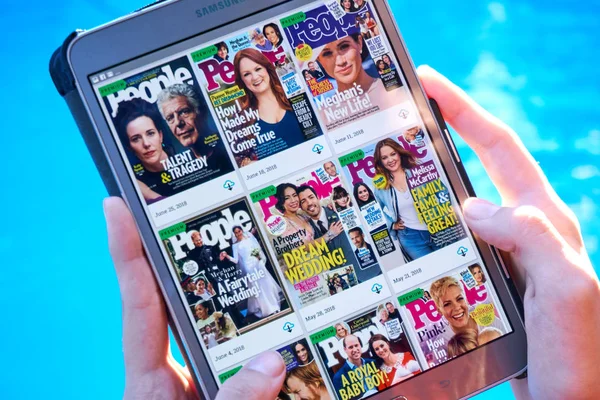 Montreal Canada September 2018 People Magazines Samsung Galaxy Tablet Hands — Stock Photo, Image