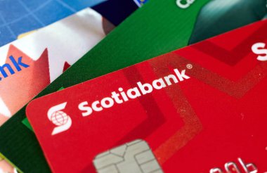 Montreal, Kanada - 21 Eylül 2018: Scotiabank kredi kartları, yakın çekim resmin. Banka Nova Scotia Kanada çok uluslu bir bankadır.