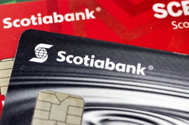 Montreal, Kanada - 21 Eylül 2018: Scotiabank kredi kartları, yakın çekim resmin. Banka Nova Scotia Kanada çok uluslu bir bankadır.