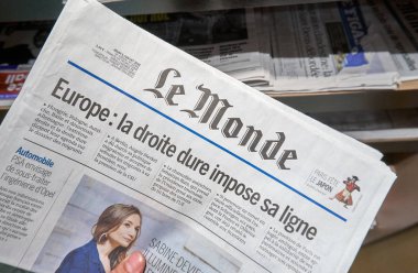 Montreal, Kanada - 14 Eylül 2018: Le Monde gazetesi El. Le Monde Fransız günlük öğleden sonra gazetedir