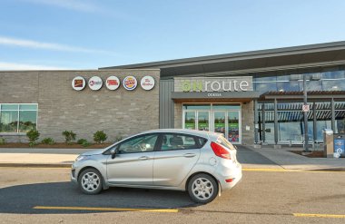 Ontario, Canad - 12 Temmuz 2018: Onroute hizmet ve bina. Onroute otoyol dinlenme yerleri otoyol 400 ve Highway 401 Ontario, Kanada'da boyunca faaliyet gösteren bir Kanadalı servis şirketidir