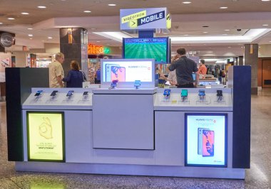 Montreal, Kanada - 8 Eylül 2018: Videotron mobil bilgi noktası. Videotron farklı hizmet veren bir Kanadalı entegre telekomünikasyon şirketidir.