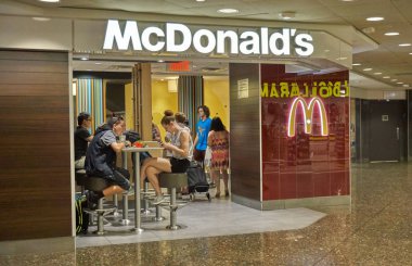 Montreal, Kanada - 8 Eylül 2018: İnsanlar Mcdonalds fast food restoran. McDonalds Richard ve Maurice Mcdonald tarafından kurulan Amerikan fast food şirketidir