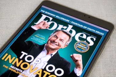 Montreal, Kanada - 8 Eylül 2018: Forbes dergisi elinde Samsung Galaxy Tablet.