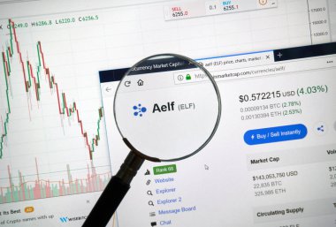 Montreal, Kanada - 8 Eylül 2018: Aelf altcoin sitesi büyüteç altında. Blockchain şifreleme kullanılarak bağlanan kayıtları artan bir listesidir.