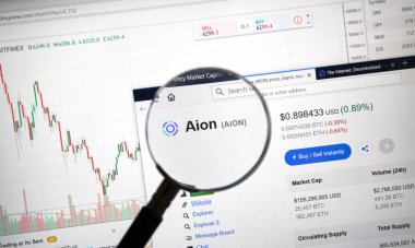 Montreal, Kanada - 8 Eylül 2018: Aion altcoin sitesi büyüteç altında. Blockchain şifreleme kullanılarak bağlanan kayıtları artan bir listesidir.