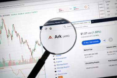 Montreal, Kanada - 8 Eylül 2018: Ark altcoin sitesi büyüteç altında. Blockchain şifreleme kullanılarak bağlanan kayıtları artan bir listesidir.