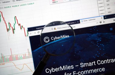 Montreal, Kanada - 8 Eylül 2018: Cybermiles altcoin sitesi büyüteç altında. Blockchain şifreleme kullanılarak bağlanan kayıtları artan bir listesidir.