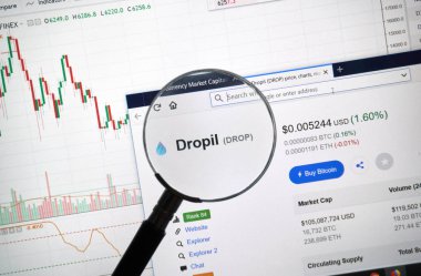 Montreal, Kanada - 8 Eylül 2018: Dropil altcoin sitesi büyüteç altında. Blockchain şifreleme kullanılarak bağlanan kayıtları artan bir listesidir.