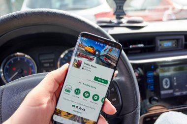 Montreal, Kanada - 14 Temmuz 2018: Rating Racer mobil video oyunundan bir arabada Samsung s8.