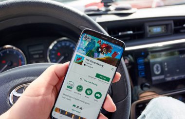 Montreal, Kanada - 14 Temmuz 2018: Tepe Tırmanma yarışı mobil video oyun Samsung s8 bir arabada.