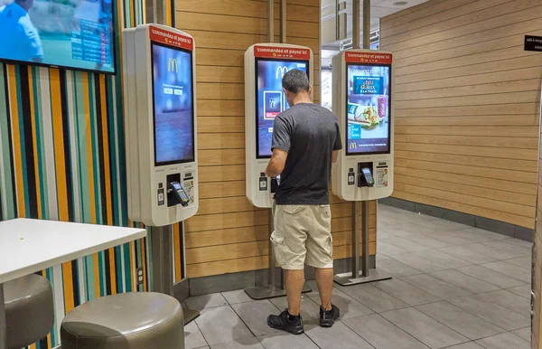 Montreal Canada September 2018 Person Mcdonalds Automatic Machine Making Order — Stock Photo, Image