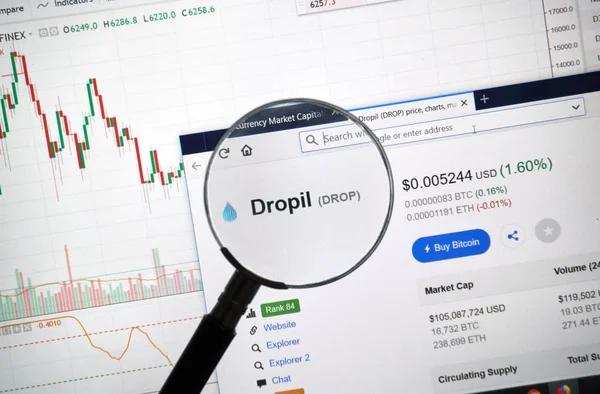 Montreal, Kanada - 8 Eylül 2018: Dropil altcoin sitesi büyüteç altında. Blockchain şifreleme kullanılarak bağlanan kayıtları artan bir listesidir.