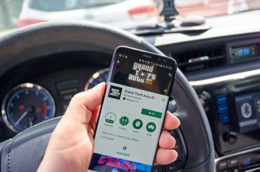 Montreal, Kanada - 8 Ağustos 2018: Grand Theft Auto III android Samsung s8 ekranda video oyunu hareket eden bir adamın elinde bir araba.