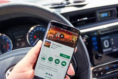 Montreal, Kanada - 8 Ağustos 2018: Die android hareket eden video oyun Samsung s8 ekranda kazanmak bir el bir araba içinde mans.