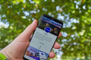 Montreal, Kanada - 8 Ağustos 2018: Yahoo app Samsung s8 ekranda. Yahoo web hizmetleri sağlayıcısıdır