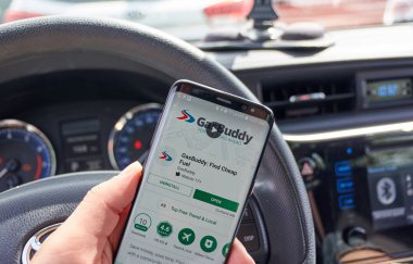 Toronto, Kanada - 15 Temmuz 2018: Gasbuddy mobil app s8 ekranında bir el. Gasbuddy apps ve gerçek zamanlı yakıt fiyatları bulmak için temel alan Web siteleri çalışır şirketidir