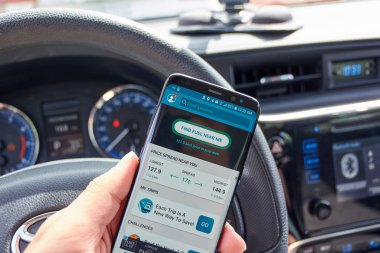 Toronto, Kanada - 15 Temmuz 2018: Gasbuddy mobil app s8 ekranında bir el. Gasbuddy apps ve gerçek zamanlı yakıt fiyatları bulmak için temel alan Web siteleri çalışır şirketidir