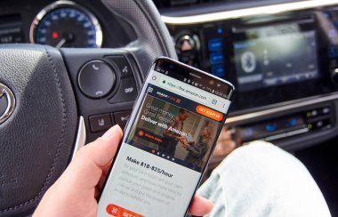 Montreal, Kanada - 8 Ağustos 2018: Amazon Flex - Amazon Samsung s8 ekranında bir el ile teslim.