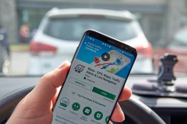 Montreal, Kanada - 8 Ağustos 2018: Google Waze Gps navigasyon uygulama bir elinde S8 ekranda.