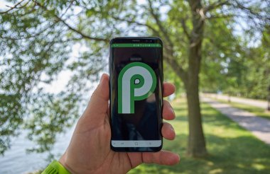 Montreal, Kanada - 8 Ağustos 2018: Android P opperating sistemi logosu ekranda bir cep telefonu. Dokuzuncu güncelleştirme ve 16 yorum-in Android işletim sistemi Android pasta olduğunu