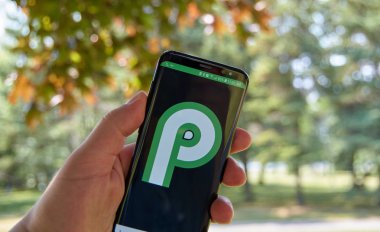 Montreal, Kanada - 8 Ağustos 2018: Android P opperating sistemi logosu ekranda bir cep telefonu. Dokuzuncu güncelleştirme ve 16 yorum-in Android işletim sistemi Android pasta olduğunu