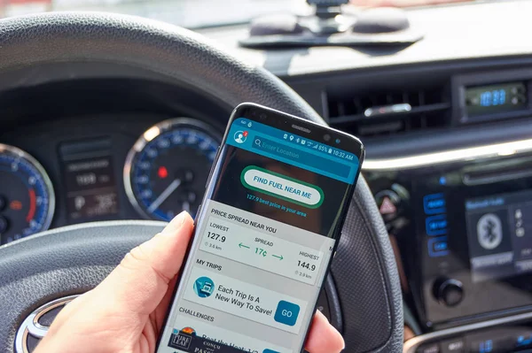トロント カナダ 2018 Gasbuddy 携帯アプリ手に 画面上 差出人はアプリケーションとリアルタイムの燃料価格を見つけることに基づいてウェブサイトを運営する会社です — ストック写真