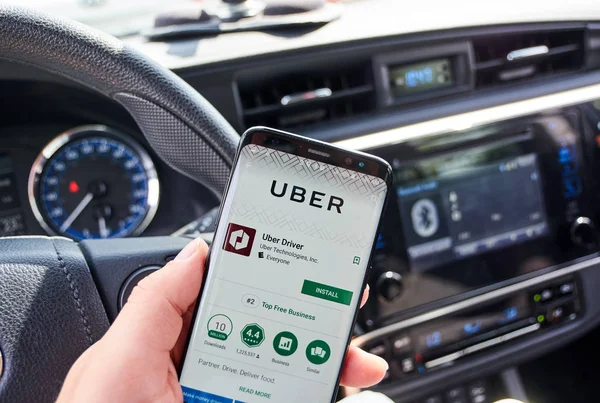 Montreal, Kanada - 8 Ağustos 2018: Uber sürücü android app Samsung s8 ekranında bir elinde.