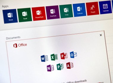 Montreal, Kanada - 8 Eylül 2018: Microsoft Office 365 yükleme procees üstünde a okul sırası perde. Microsoft Office istemci ve sunucu yazılımı, Microsoft tarafından geliştirilen Hizmetleri bir ailedir