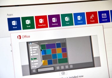 Montreal, Kanada - 8 Eylül 2018: Microsoft Office 365 yükleme procees üstünde a okul sırası perde. Microsoft Office istemci ve sunucu yazılımı, Microsoft tarafından geliştirilen Hizmetleri bir ailedir