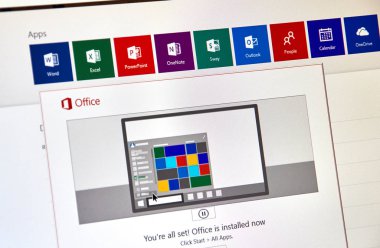 Montreal, Kanada - 8 Eylül 2018: Microsoft Office 365 yükleme procees üstünde a okul sırası perde. Microsoft Office istemci ve sunucu yazılımı, Microsoft tarafından geliştirilen Hizmetleri bir ailedir