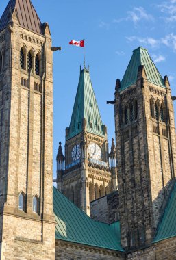 Ottawa, Kanada - 5 Mayıs 2018: Parlamento Hill binalar Ottawa. Parlamento Hill Crown kara şehir Ottawa, Ontario Ottawa Nehri'nin güney kıyısında alanıdır