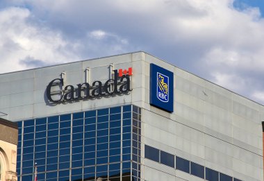 Ottawa, Kanada - 5 Mayıs 2018: Kanada yazma ve Rbc Royal Bank Kanada işareti ve Ottawa, Ontario, Kanada'da bir bina üzerinde logo.