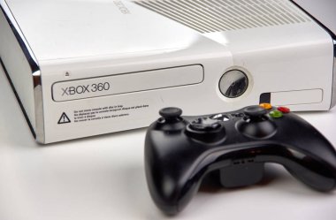 Montreal, Kanada - 8 Eylül 2018: Xbox 360 video oyun konsolu bir denetleyici bir tablo. Microsoft tarafından geliştirilen bir ev video oyun konsolu Xbox 360 olduğunu.