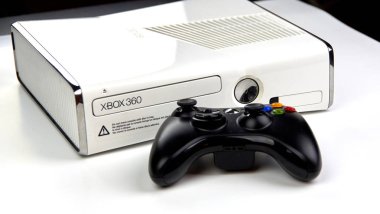 Montreal, Kanada - 8 Eylül 2018: Xbox 360 video oyun konsolu bir denetleyici bir tablo. Microsoft tarafından geliştirilen bir ev video oyun konsolu Xbox 360 olduğunu.