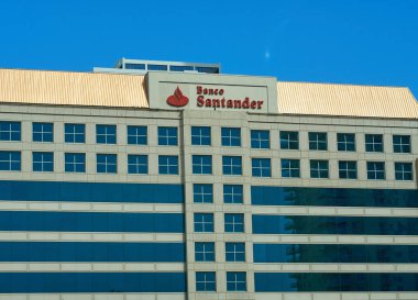 Miami, Amerika Birleşik Devletleri - 22 Ağustos 2018: Banco Santander Miami Florida, ABD. Bir İspanyol çokuluslu ticari banka ve finansal hizmetler şirketi Banco Santander olduğunu