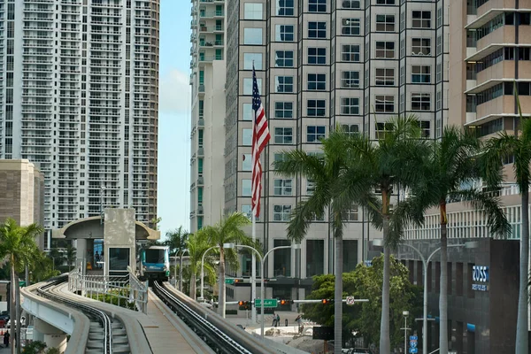 迈阿密 2018年8月22日 Metromover 在迈阿密市中心 Metromover 是一个免费的公交自动化人移动列车系统由迈阿密戴德郡在迈阿密 佛罗里达州 — 图库照片