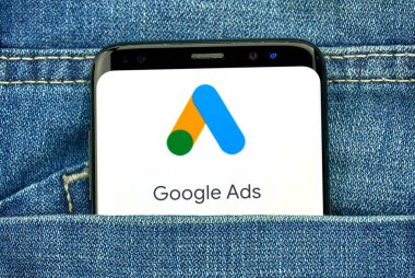 Montreal, Kanada - 30 Eylül 2018: Google reklamları yeni logo ve app bir Samsung s8 ekranda. Google reklamları, önceden Adwords bilinen Google tarafından geliştirilen bir online reklam platformudur