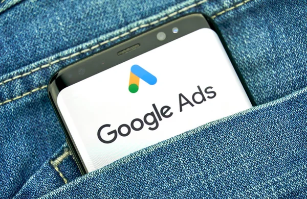 Montreal, Kanada - 30 Eylül 2018: Google reklamları yeni logo ve app bir Samsung s8 ekranda. Google reklamları, önceden Adwords bilinen Google tarafından geliştirilen bir online reklam platformudur