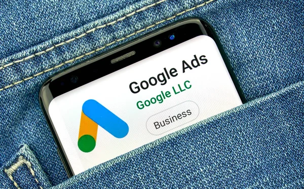 Montreal, Kanada - 30 Eylül 2018: Google reklamları yeni logo ve app bir Samsung s8 ekranda. Google reklamları, önceden Adwords bilinen Google tarafından geliştirilen bir online reklam platformudur