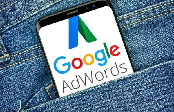 モントリオール カナダ 2018 Google アドワーズ広告の古いロゴと Android の携帯電話の画面上のアプリ アドワーズ広告は Google の広告は — ストック写真