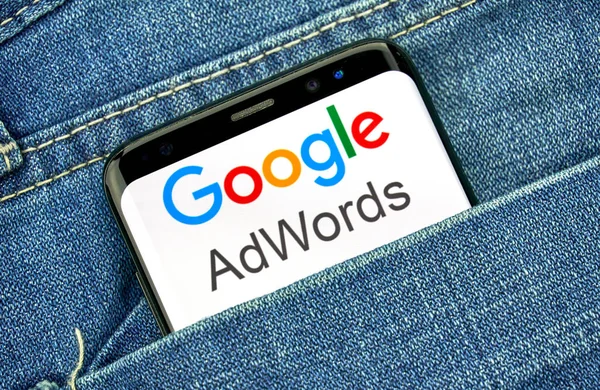 モントリオール カナダ 2018 Google アドワーズ広告の古いロゴと Android の携帯電話の画面上のアプリ アドワーズ広告は Google の広告は — ストック写真